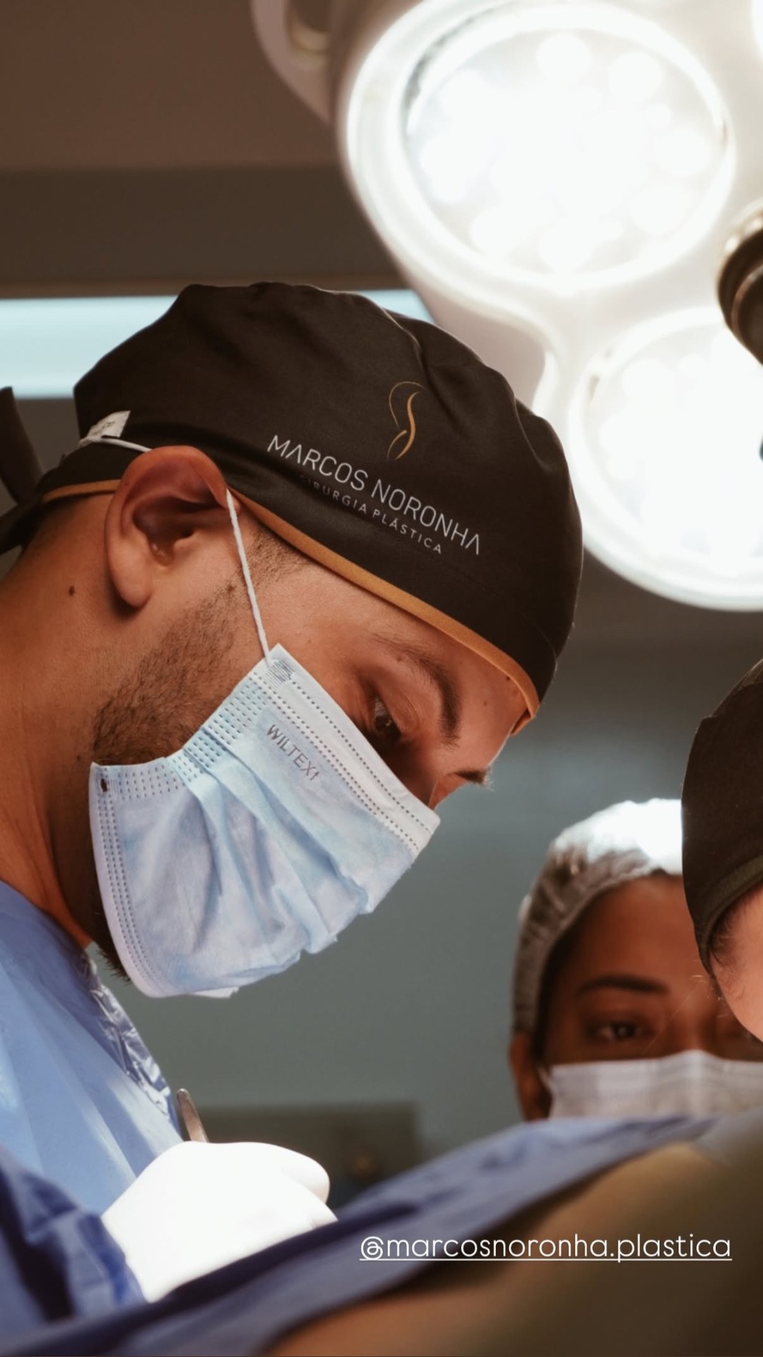 Dr. Marcos Noronha em cirurgia